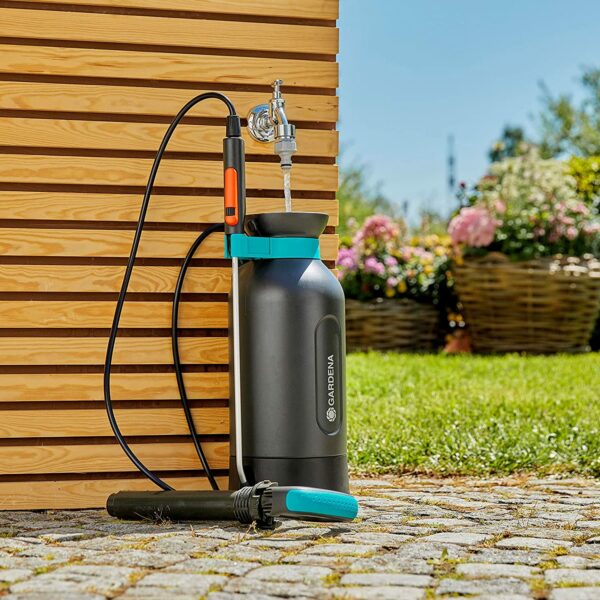 GARDENA 5 l spiediena smidzinātājs Comfort: spiediena smidzinātājs ar iebūvētu pastaigu virsmu, lāpstiņas rokturis ar fiksācijas funkciju, pleca siksna; spiediena samazināšanas vārsts (11130-20). 7