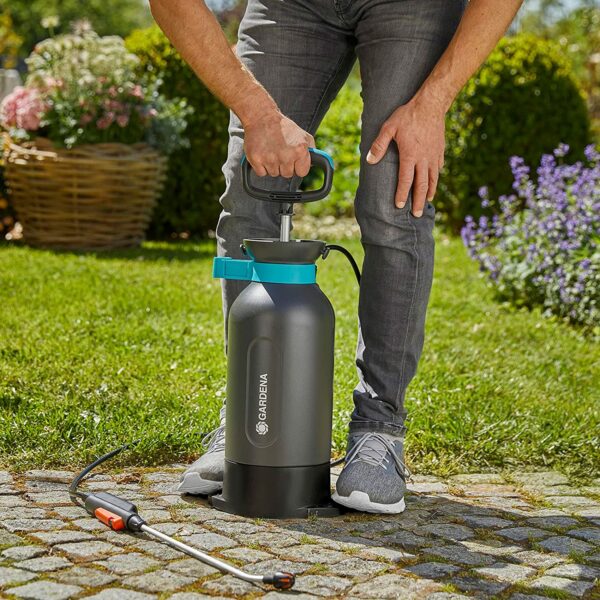 GARDENA 5 l spiediena smidzinātājs Comfort: spiediena smidzinātājs ar iebūvētu pastaigu virsmu, lāpstiņas rokturis ar fiksācijas funkciju, pleca siksna; spiediena samazināšanas vārsts (11130-20). 5