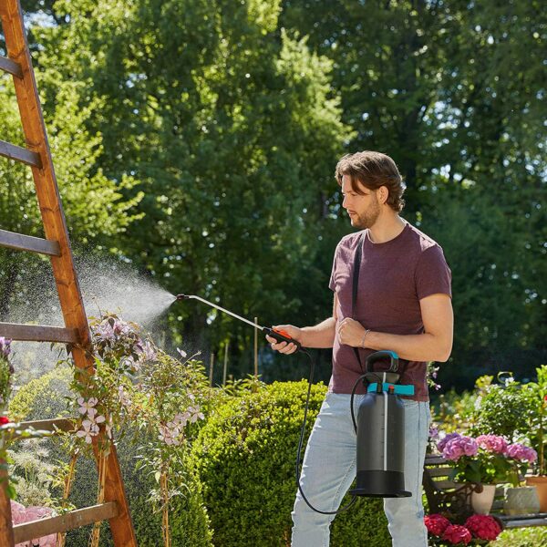 GARDENA 5 l spiediena smidzinātājs Comfort: spiediena smidzinātājs ar iebūvētu pastaigu virsmu, lāpstiņas rokturis ar fiksācijas funkciju, pleca siksna; spiediena samazināšanas vārsts (11130-20). 3