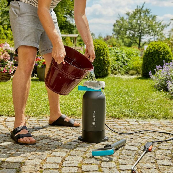 GARDENA 5 l spiediena smidzinātājs Comfort: spiediena smidzinātājs ar iebūvētu pastaigu virsmu, lāpstiņas rokturis ar fiksācijas funkciju, pleca siksna; spiediena samazināšanas vārsts (11130-20). 6